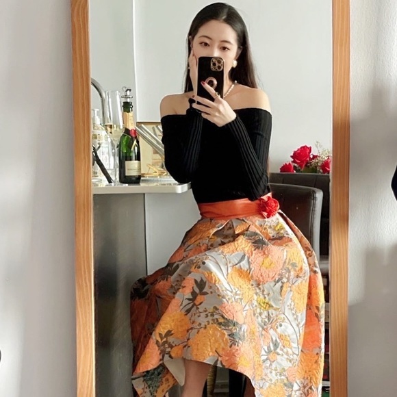 🌺 Floral Embroidered Midi Skirt - Picture 2 of 5
